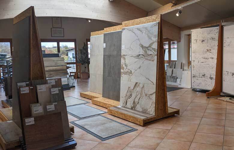 Moderne Fliesenausstellung für Kunden aus Traunstein, Bad Reichenhall und Freilassing Fliesenausstellung in Teisendorf mit großformatigen Wand- und Bodenfliesen im Originalformat