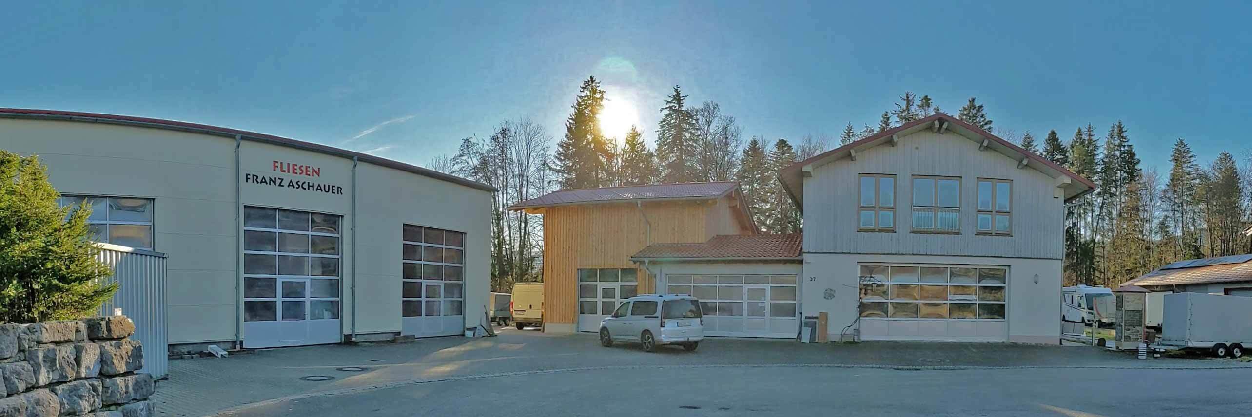 Fliesenlager und Ausstellung in Teisendorf nahe Traunstein und Bad Reichenhall Firmengebäude des Fliesenhandels in Teisendorf im Berchtesgadener Land